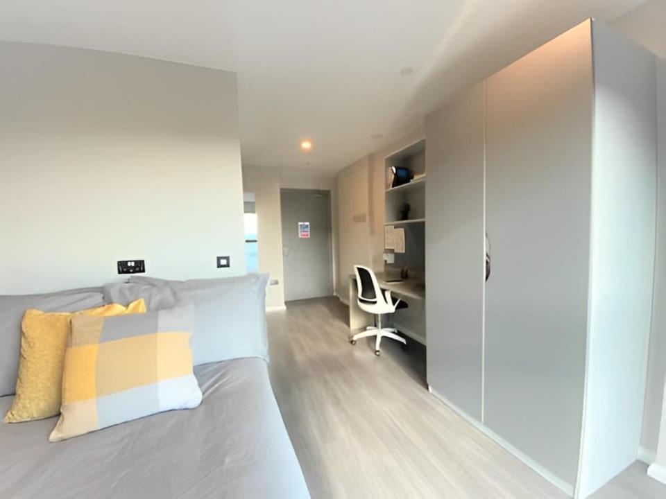 Student-Only Comfortable Studios & Private Ensuites At Little Patrick Street In Belfast Apartment *